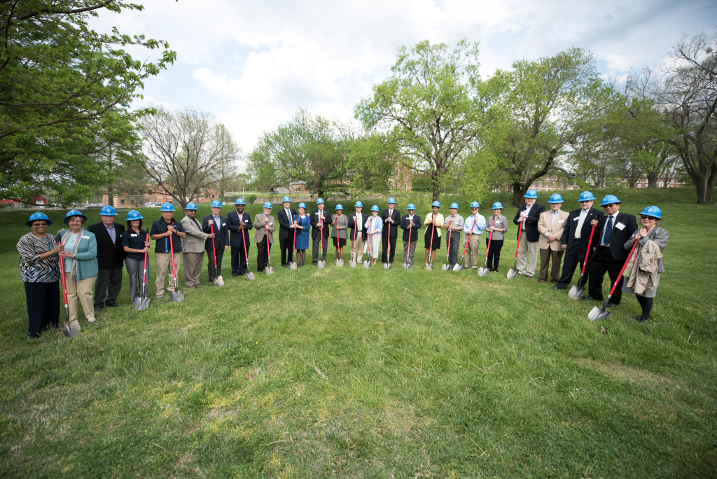 The Berea College Board of Trustees poses with Lyle and Laurie Roelofs.