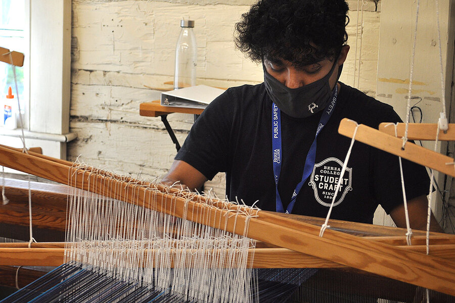 Edgar Ortiz weaving